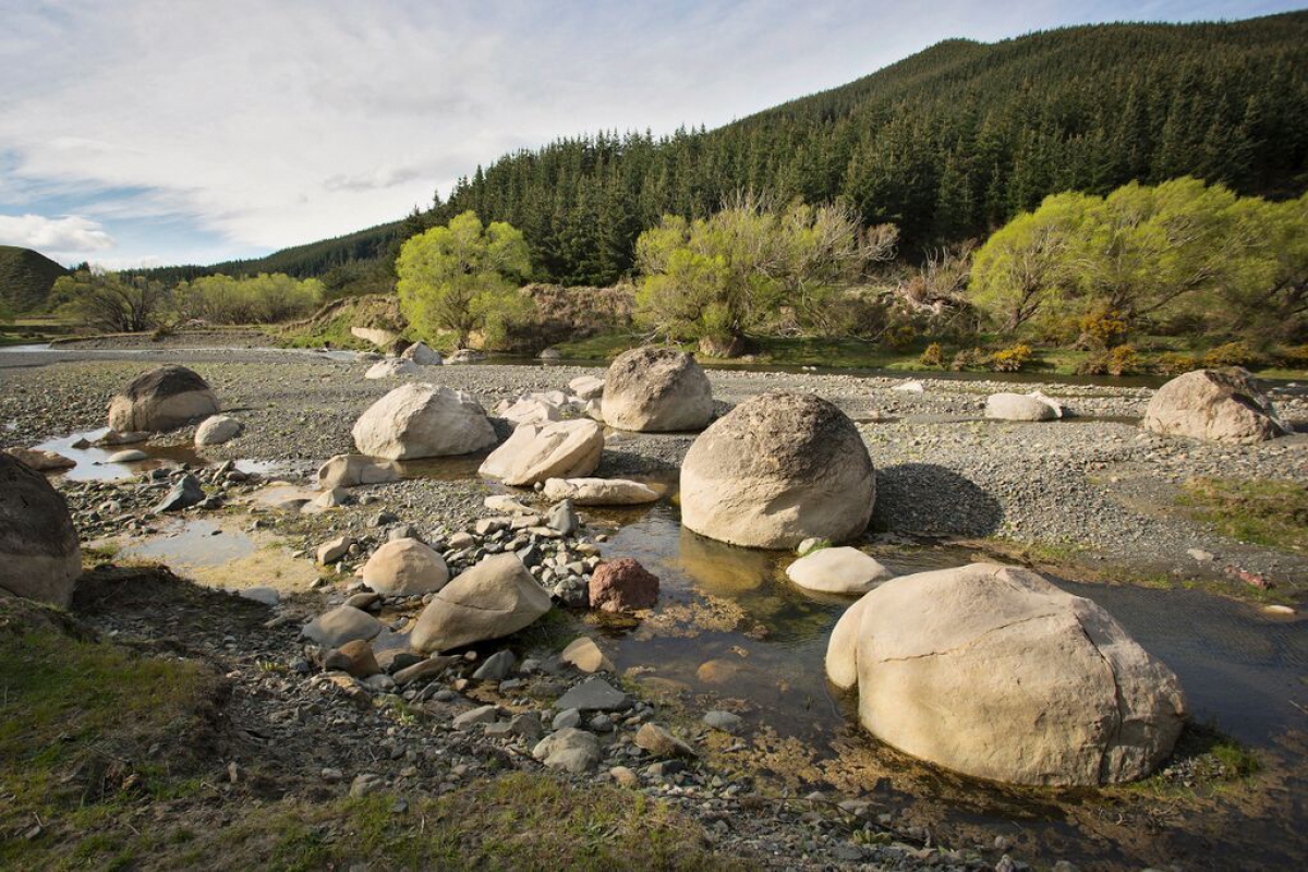 Photo of property: Concretions in the river